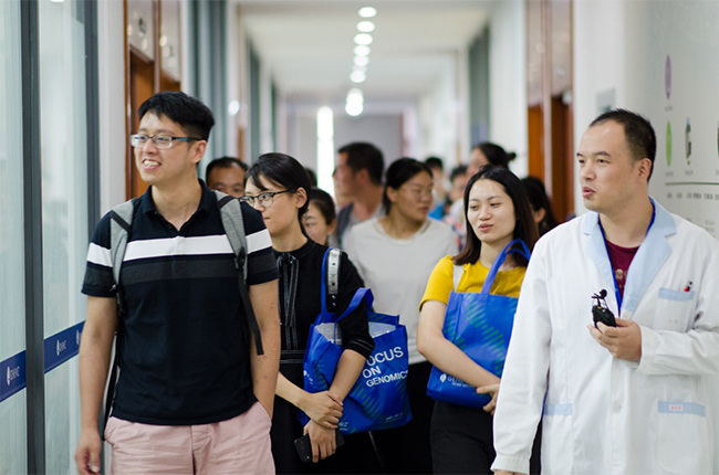 参观高通量基因组学中心实验室